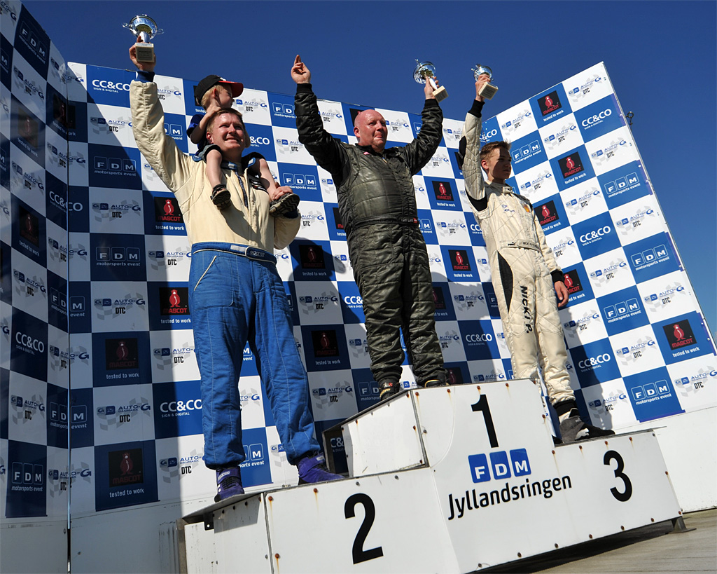 Steffen Larsen, Kim Lund og Nicki Petersen på podiet efter tredje og sidste løb i Point S Silkeborg Clio Cup på FDM Jyllandsringen
(Foto: Morten Alstrup)